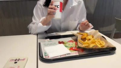 kfc搭讪，跟老公打电话一直骗！真正绿帽